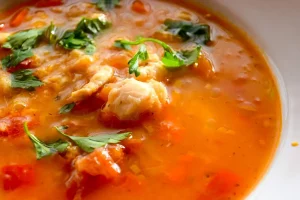 Sopa de peixe com salsa